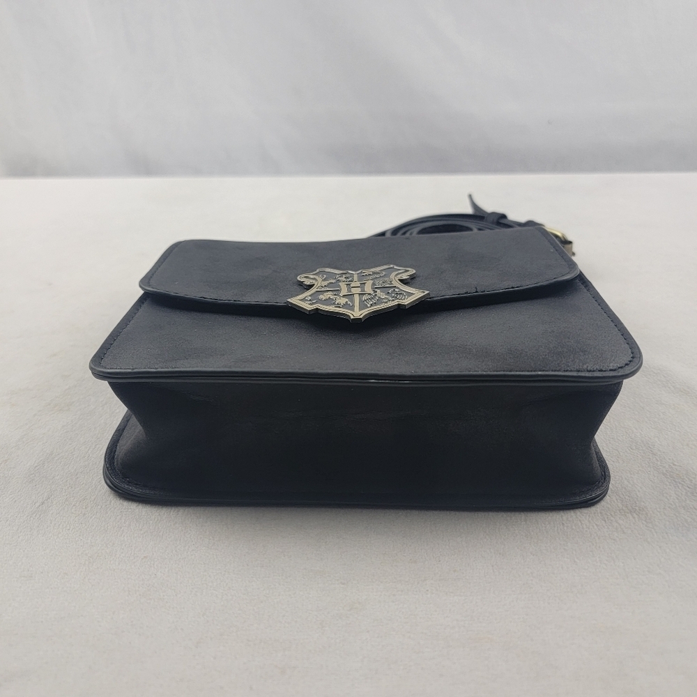 Harry Potter Hogwarts Crest crossbody handbag 7.5" x 7" x 2" - Picture 3 of 7